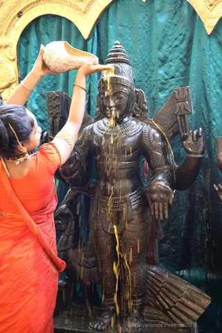 http://nithyananda.org/sites/default/files/photo-gallery/2018-11Nov-09-nithyananda-diary_bengaluru-aadheenam_uttamotama-seva_7T9A0240.JPG