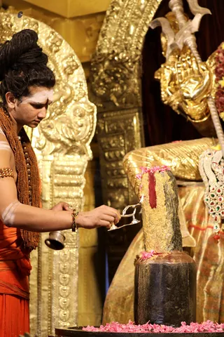 http://nithyananda.org/sites/default/files/photo-gallery/2018-11Nov-10-nithyananda-diary_bengaluru-aadheenam_uttamotama-seva_7T9A0452.JPG