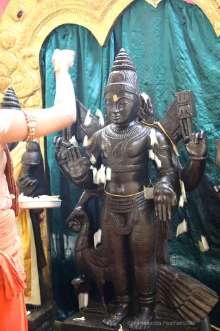 http://nithyananda.org/sites/default/files/photo-gallery/2018-11Nov-10-nithyananda-diary_bengaluru-aadheenam_uttamotama-seva_7T9A0501.JPG
