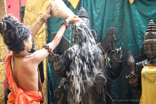 http://nithyananda.org/sites/default/files/photo-gallery/2018-11Nov-12-nithyananda-diary_bengaluru-aadheenam_uttamotama-seva_7T9A0862.JPG