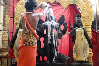 http://nithyananda.org/sites/default/files/photo-gallery/2018-11Nov-13-nithyananda-diary_bengaluru-aadheenam_uttamotama-seva_7T9A0986.JPG