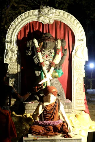 http://nithyananda.org/sites/default/files/photo-gallery/2018-11Nov-14-nithyananda-diary_bengaluru-aadheenam_uttamotama-seva_7T9A1088.JPG