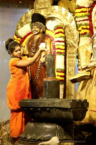 http://nithyananda.org/sites/default/files/photo-gallery/2018-11Nov-16-nithyananda-diary_bengaluru-aadheenam_uttamotama-seva_7T7A1126_0.JPG
