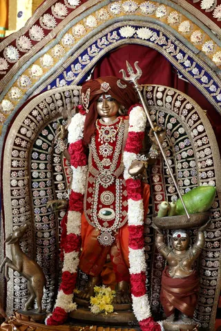 http://nithyananda.org/sites/default/files/photo-gallery/2018-11Nov-21-nithyananda-diary_bengaluru-aadheenam_uttamotama-seva_7T7A2082.JPG