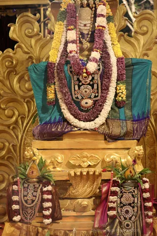 http://nithyananda.org/sites/default/files/photo-gallery/2018-11Nov-22-nithyananda-diary_bengaluru-aadheenam_uttamotama-seva_7T7A2509.JPG