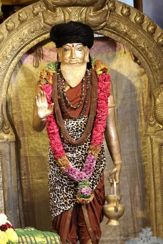http://nithyananda.org/sites/default/files/photo-gallery/2018-11Nov-26-nithyananda-diary_bengaluru-aadheenam_uttamotama-seva_7T7A3233.JPG