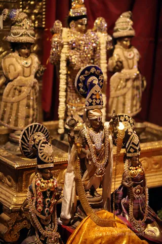 http://nithyananda.org/sites/default/files/photo-gallery/2018-11Nov-29-nithyananda-diary_bengaluru-aadheenam_uttamotama-seva_IMG_0478.JPG