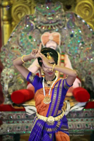 http://nithyananda.org/sites/default/files/photo-gallery/2018-11Nov-29-nithyananda-diary_bengaluru-aadheenam_uttamotama-seva_IMG_0706.JPG