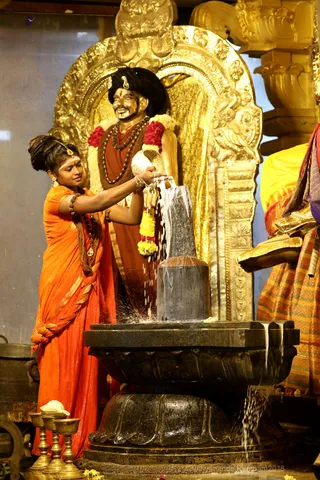 http://nithyananda.org/sites/default/files/photo-gallery/2018-11Nov-30-nithyananda-diary_bengaluru-aadheenam_uttamotama-seva_7T7A3562.JPG