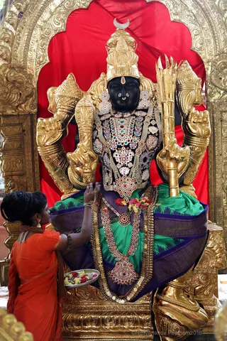 http://nithyananda.org/sites/default/files/photo-gallery/2018-11Nov-30-nithyananda-diary_bengaluru-aadheenam_uttamotama-seva_7T7A3634.JPG