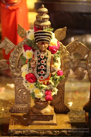 https://nithyananda.org/sites/default/files/photo-gallery/2018-12Dec-04-nithyananda-diary_bengaluru-aadheenam_uttamotama-seva_IMG_5547.JPG?1546603738