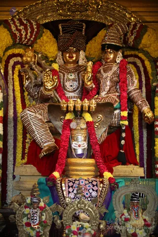 https://nithyananda.org/sites/default/files/photo-gallery/2018-12Dec-04-nithyananda-diary_bengaluru-aadheenam_uttamotama-seva_IMG_5604.JPG?1546603801