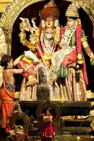 https://nithyananda.org/sites/default/files/photo-gallery/2018-12Dec-05-nithyananda-diary_bengaluru-aadheenam_uttamotama-seva_7T9A4482.JPG?1544003374