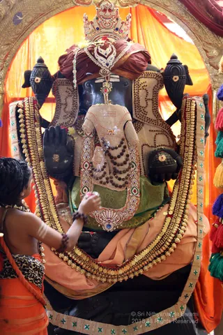 https://nithyananda.org/sites/default/files/photo-gallery/2018-12Dec-05-nithyananda-diary_bengaluru-aadheenam_uttamotama-seva_7T9A4630.JPG?1544003670