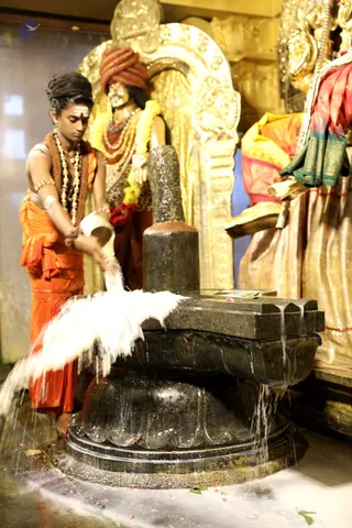 http://nithyananda.org/sites/default/files/photo-gallery/2018-12Dec-10-nithyananda-diary_bengaluru-aadheenam_uttamotama-seva_7T9A5422.JPG