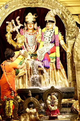 http://nithyananda.org/sites/default/files/photo-gallery/2018-12Dec-14-nithyananda-diary_bengaluru-aadheenam_uttamotama-seva_7T9A6213.JPG