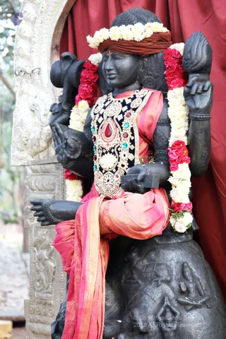 http://nithyananda.org/sites/default/files/photo-gallery/2018-12Dec-14-nithyananda-diary_bengaluru-aadheenam_uttamotama-seva_7T9A6257.JPG