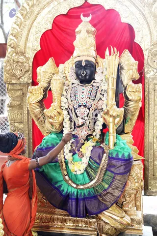 http://nithyananda.org/sites/default/files/photo-gallery/2018-12Dec-14-nithyananda-diary_bengaluru-aadheenam_uttamotama-seva_7T9A6311.JPG