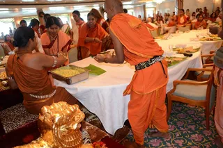 Sanyasis and ashramites receive blessed food directly from the Guru's hand, a part of Maheshwara pooja.