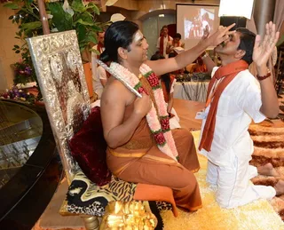 IA participants receive individual darshan