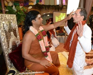 IA participants receive individual darshan