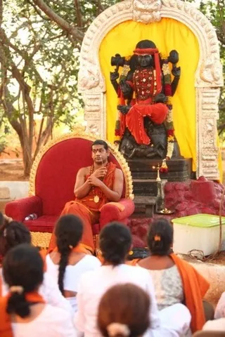 http://nithyananda.org/sites/default/files/photo-gallery/25_Nithyananda_banyan-tree-session_0.JPG