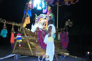 http://nithyananda.org/sites/default/files/photo-gallery/28_Nithyananda-procession_03may2012.JPG