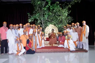 http://nithyananda.org/sites/default/files/photo-gallery/29_Nithyananda_darshan_04may2012.JPG