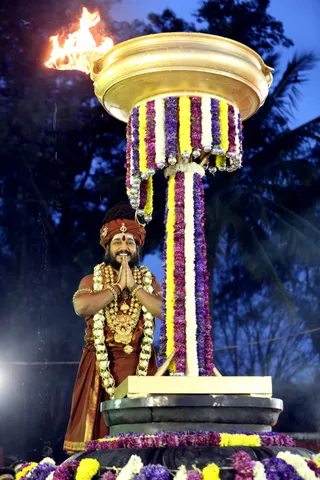 http://nithyananda.org/sites/default/files/photo-gallery/3-2016-12dec-12th-nithyananda-diary_4H7A0244_bengaluru-aadheenam-sadashivoham-day12-karthigai-deepam-swamiji_0.jpg