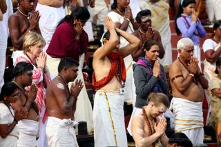 http://nithyananda.org/sites/default/files/photo-gallery/3-2016-12dec-12th-nithyananda-diary_4H7A9955_bengaluru-aadheenam-sadashivoham-day12-puja-rudrabhishekam-swamiji.jpg