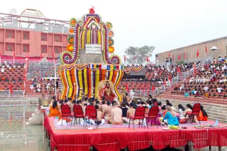 http://nithyananda.org/sites/default/files/photo-gallery/3-2016-12dec-12th-nithyananda-diary_IMG_6562_bengaluru-aadheenam-sadashivoham-day12-puja-rudrabhishekam-swamiji.jpg