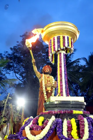 http://nithyananda.org/sites/default/files/photo-gallery/3-2016-12dec-12th-nithyananda-diary_IMG_6615_bengaluru-aadheenam-sadashivoham-day12-karthigai-deepam-swamiji_0.jpg