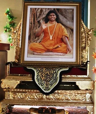 http://nithyananda.org/sites/default/files/photo-gallery/3.%20gurumoorthi_0.jpg