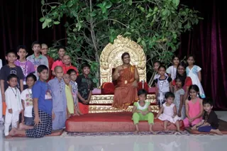 http://nithyananda.org/sites/default/files/photo-gallery/30_Nithyananda_darshan_04may2012.JPG
