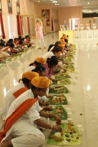 http://nithyananda.org/sites/default/files/photo-gallery/31_Nithyananda_food_04may2012.JPG