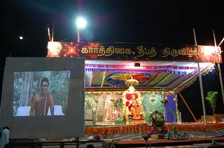 Swamiji’s talk on ‘Parabhakti’ is played on the large screen for the lakhs of devotees who enjoy it with rapt attention
