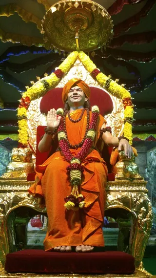 A closeup of the energized Pratyaksha Moorthi – Deity in the form of Swamiji – blessing the people