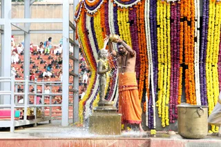 http://nithyananda.org/sites/default/files/photo-gallery/4-2016-12dec-12th-nithyananda-diary_IMGL4619_bengaluru-aadheenam-sadashivoham-day12-puja-rudrabhishekam-swamiji.jpg