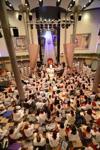 IA Particpants in meditative mood during darshan