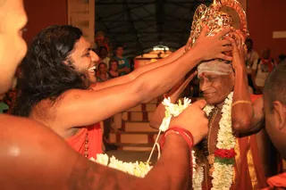 http://nithyananda.org/sites/default/files/photo-gallery/7_Nithyananda_offering-crown_procession_26apr2012.JPG