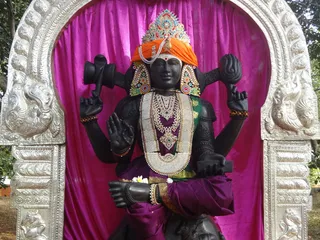 http://nithyananda.org/sites/default/files/photo-gallery/Dakshinamurthy_10.jpg