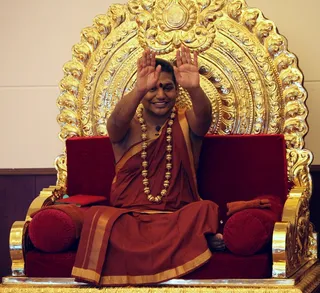 Swamiji Paramahamsa Nithyananda blessing an e-Kalpataru participant