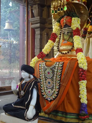 http://nithyananda.org/sites/default/files/photo-gallery/Linga1.jpg