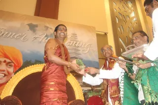 The representatives of the Malaysian Vegetarian Society – Dr. Vythiligangam, President of the Society, and Mr. Rajkumar Seth, Treasurer of the Society – went on stage to honour Swamiji as a token of appreciation of Swamiji’s participation as a speaker in the recently-concluded 6th Asian Vegetarian Congress
