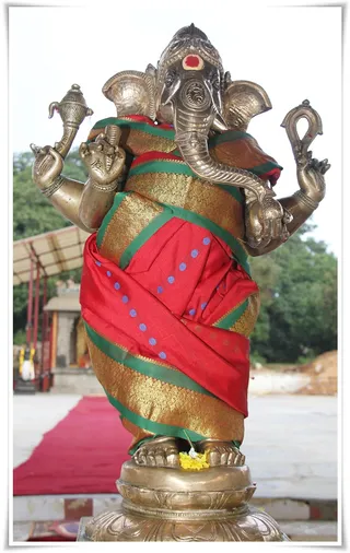 Ganesha in front of Nithyanandeswara temple.