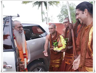 Swamiji welcoming Atal Akhada Acharya Mahamandaleshwar, Shukdevanandji .