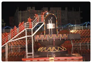 A most beautiful sight - Swamiji doing Lingabhishekam. To the Ananda linga at the Vaidya Sarovar.