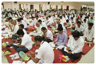 Inner Awakening Participants Doing Swapoornatwa Kriya