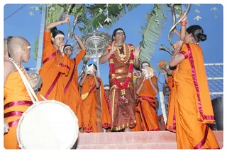 Grand Welcome to Swamiji in Vaidya Sarovar for Rudrabishekam