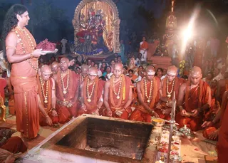 Swamiji with purna ahooti. Presiding deities Nithyanandeshwara and Nithyanandeshwari also present.